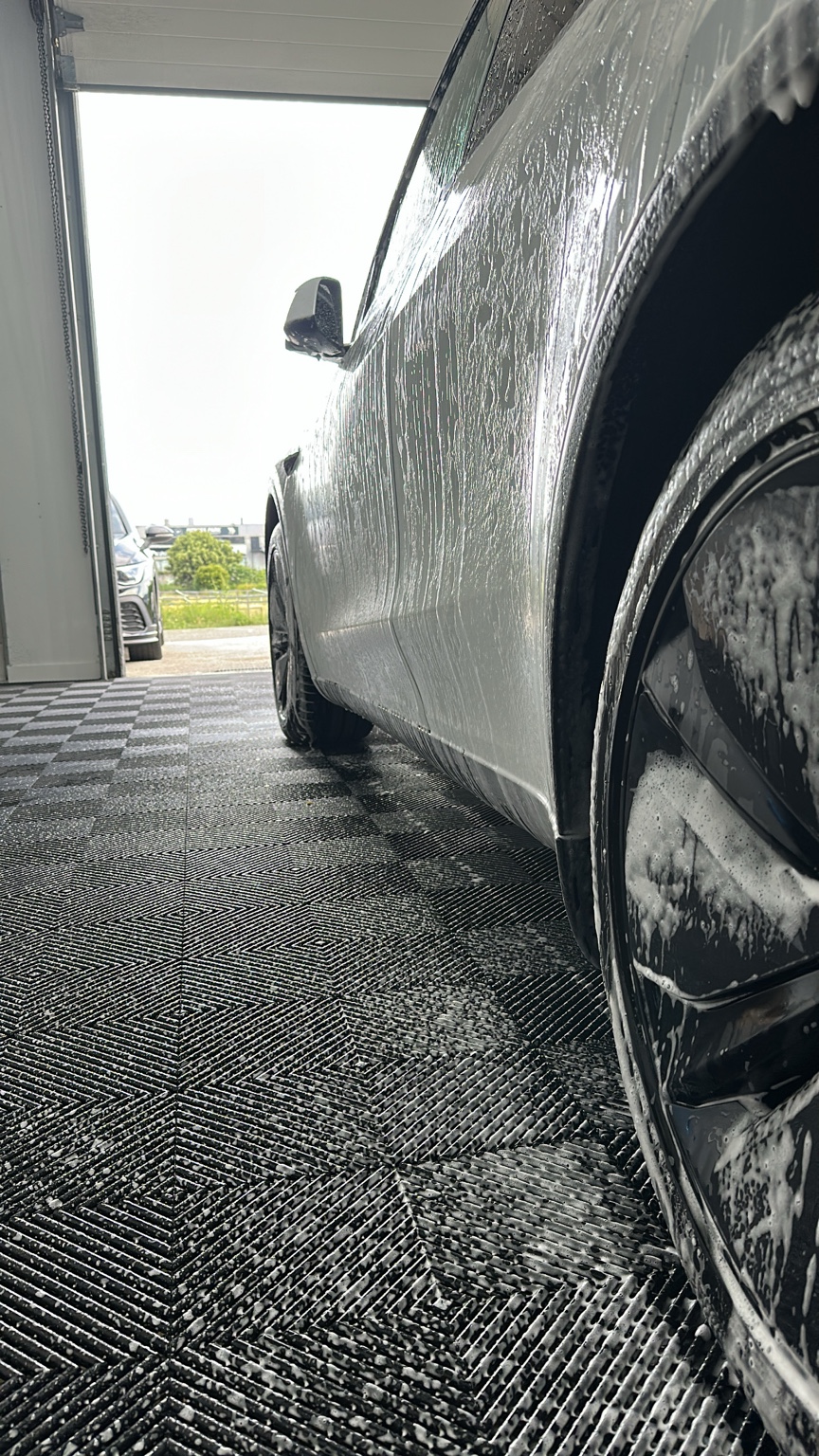 Détail roue et préparation automobile
